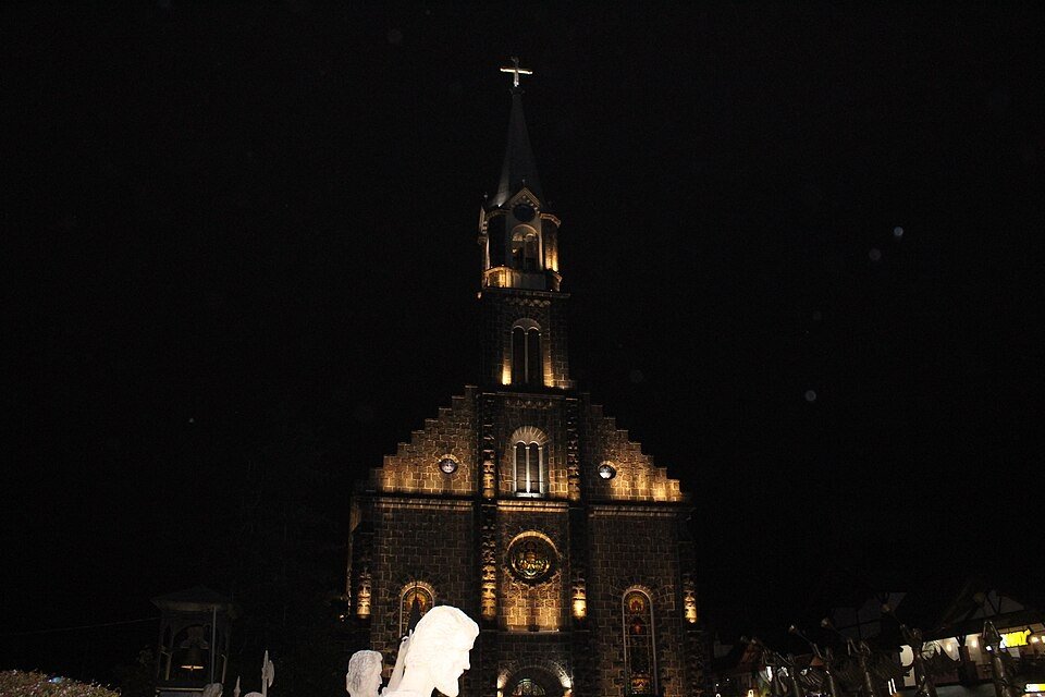 Igreja São Pedro de Gramado iluminada à noite, no centro da cidade