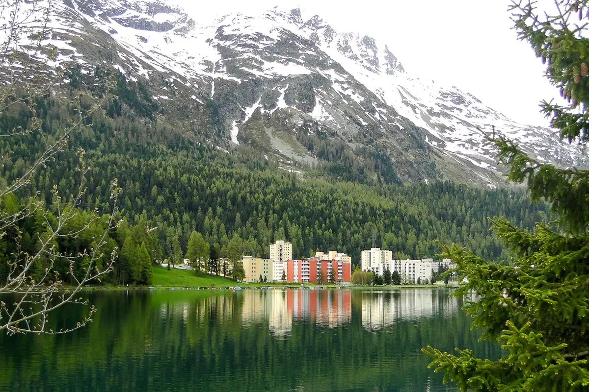 Panorama de St. Moritz com montanhas dos Alpes ao fundo