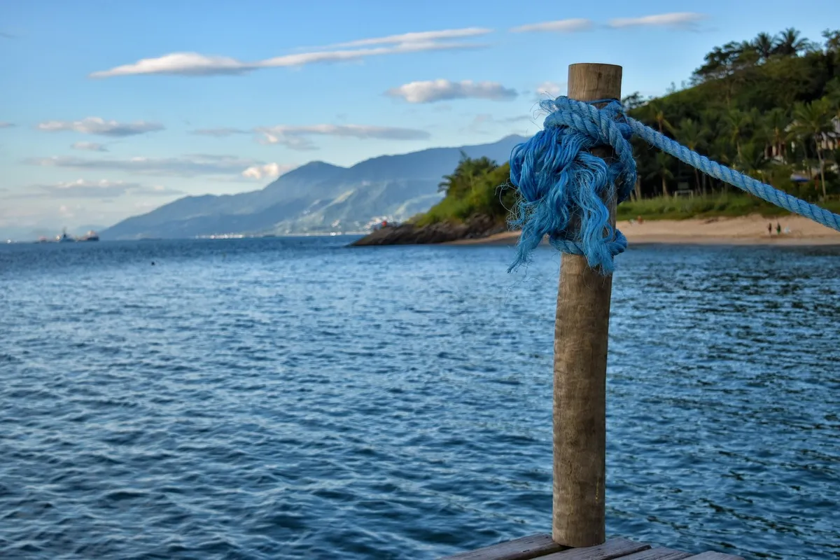 Mar e montanhas de Ilhabela, escala dos cruzeiros saindo de Santos