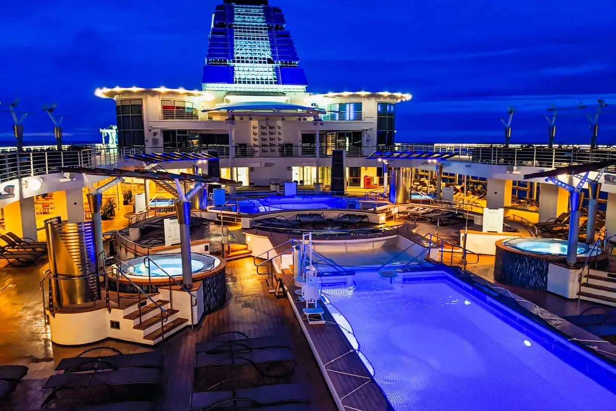 Piscina no deck de navio de cruzeiro à noite