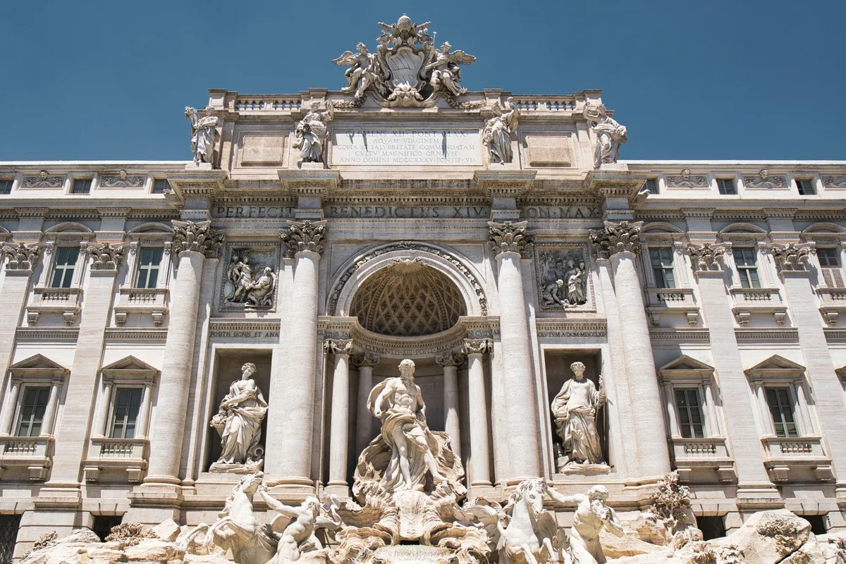 Vista geral da Fontana di Trevi em Roma