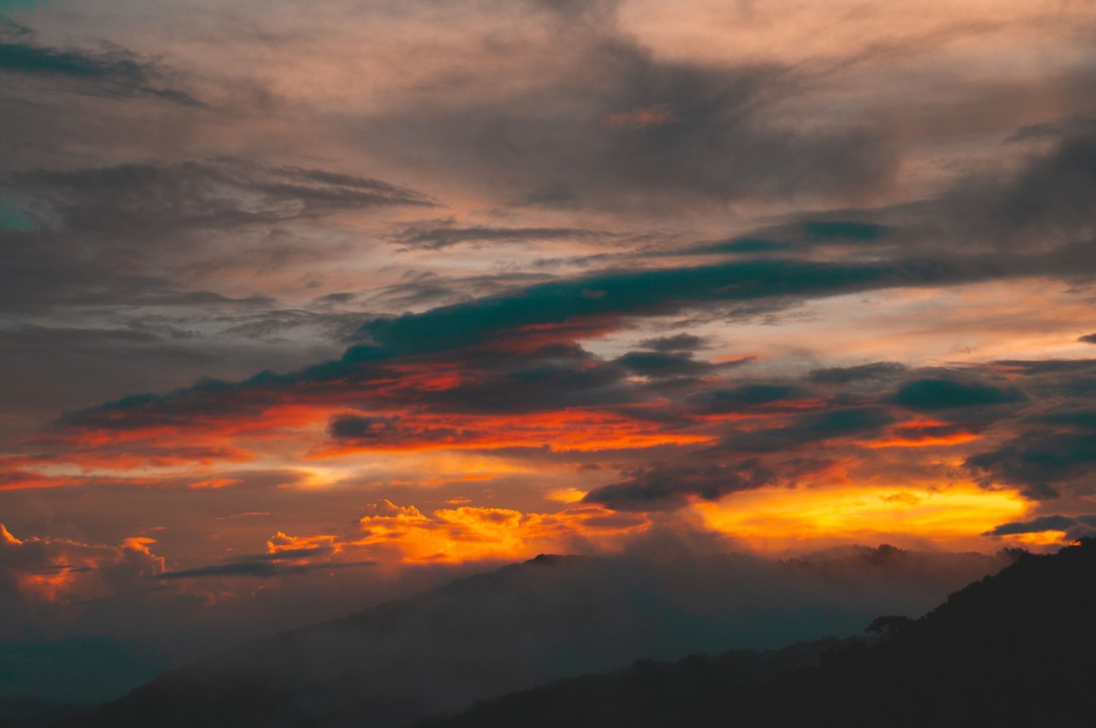 Montanhas de Monte Verde sob céu colorido ao entardecer
