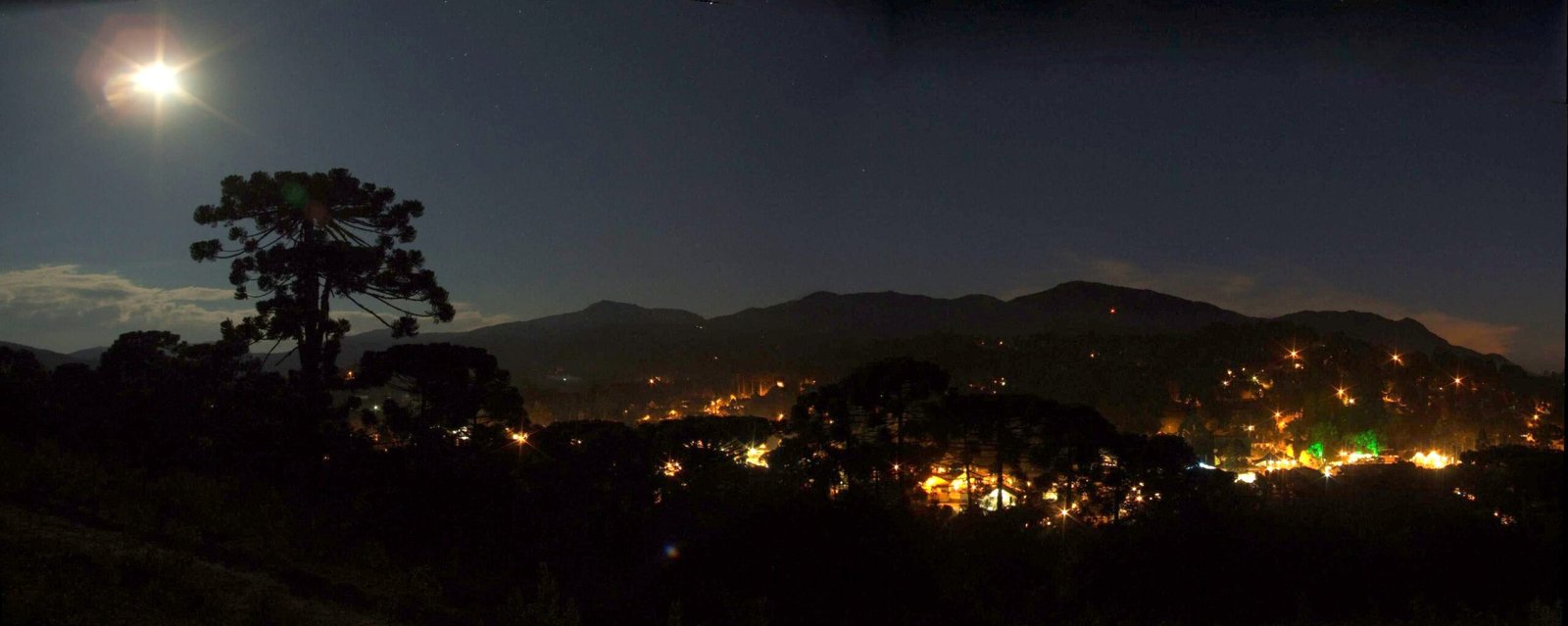 Panorama noturno de Monte Verde com a Serra da Mantiqueira ao fundo
