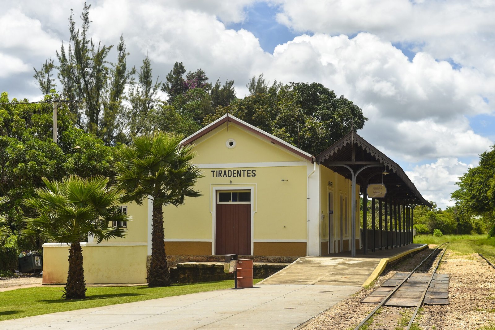 Estação de Tiradentes e trilhos usados pela Maria Fumaça entre Tiradentes e São João del-Rei.