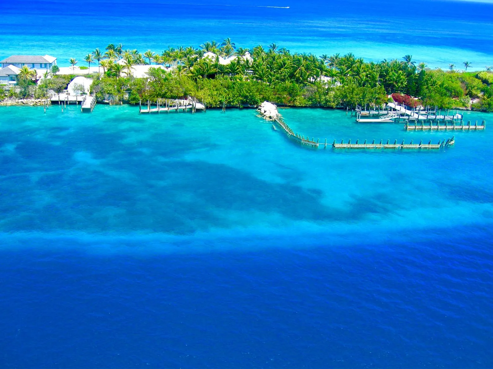 Vista aérea de Nassau, nas Bahamas, com mar azul e a ilha de Paradise Island