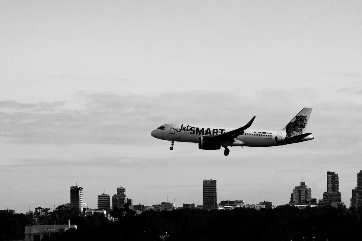 Avião sobre Buenos Aires durante aproximação