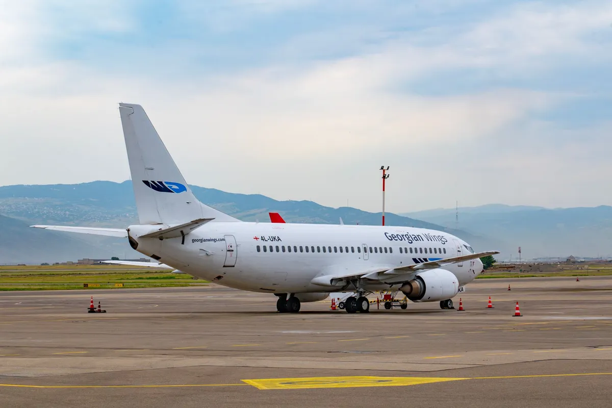 Avião Georgian Wings no aeroporto de Tbilisi, Geórgia