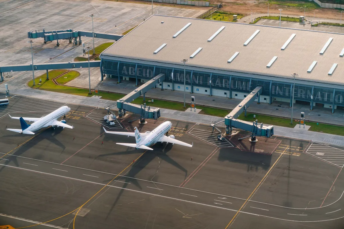 Vista aérea do aeroporto internacional de Zanzibar