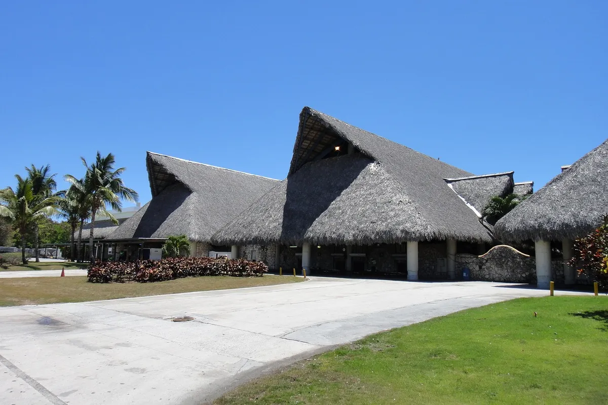 Terminal de cobertura de palha no aeroporto de Punta Cana