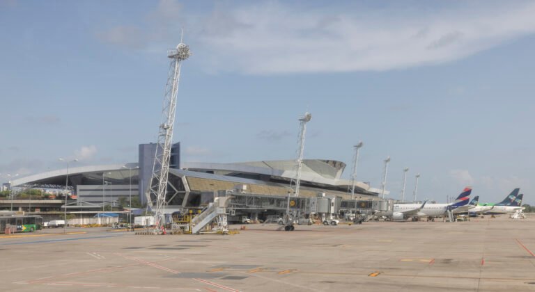 Terminal do aeroporto do Recife visto do pátio