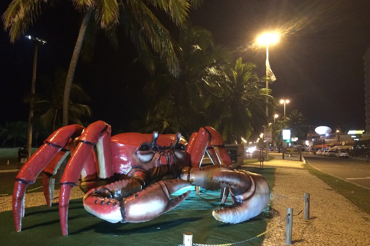 Escultura de caranguejo na Orla de Atalaia à noite