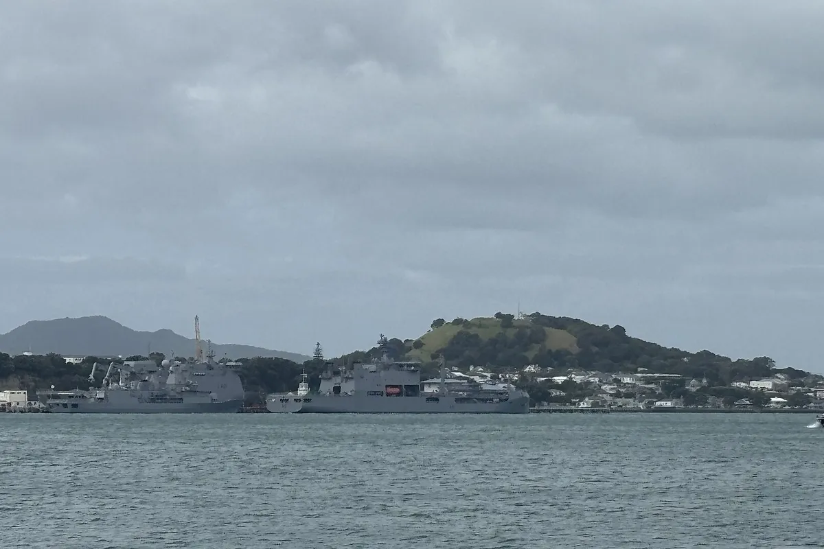 Orla de Devonport em Auckland, com Takarunga Mount Victoria ao fundo e navios junto à costa