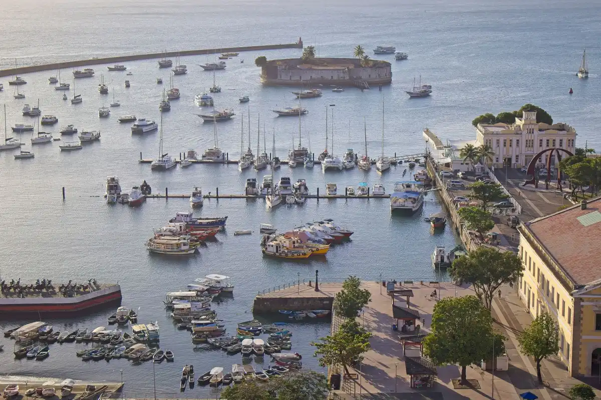 Vista aérea de la marina y de la Baía de Todos-os-Santos en Salvador