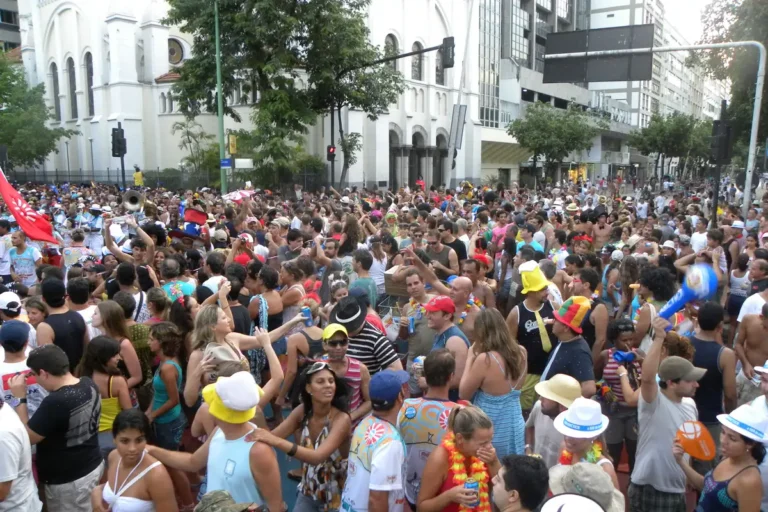 Carnaval LGBT+ 2027: blocos, destinos e como planejar
