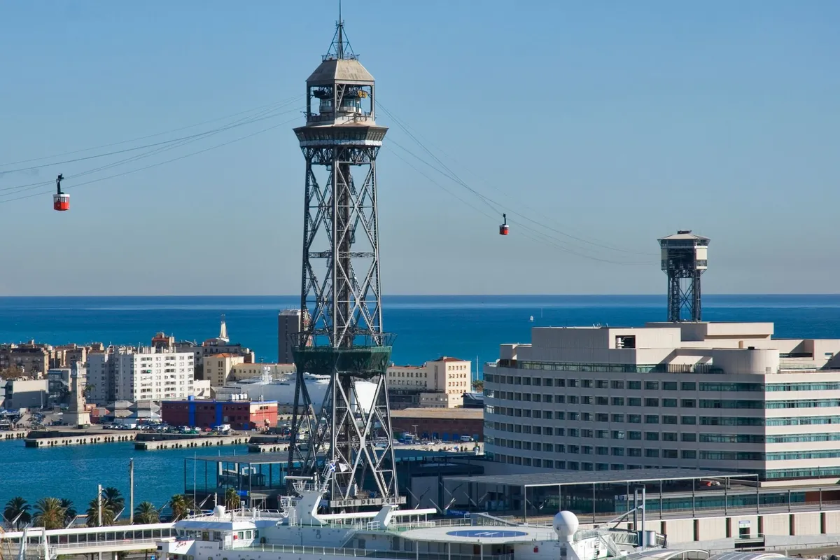 Vista aérea do porto de Barcelona e da Torre Jaume I