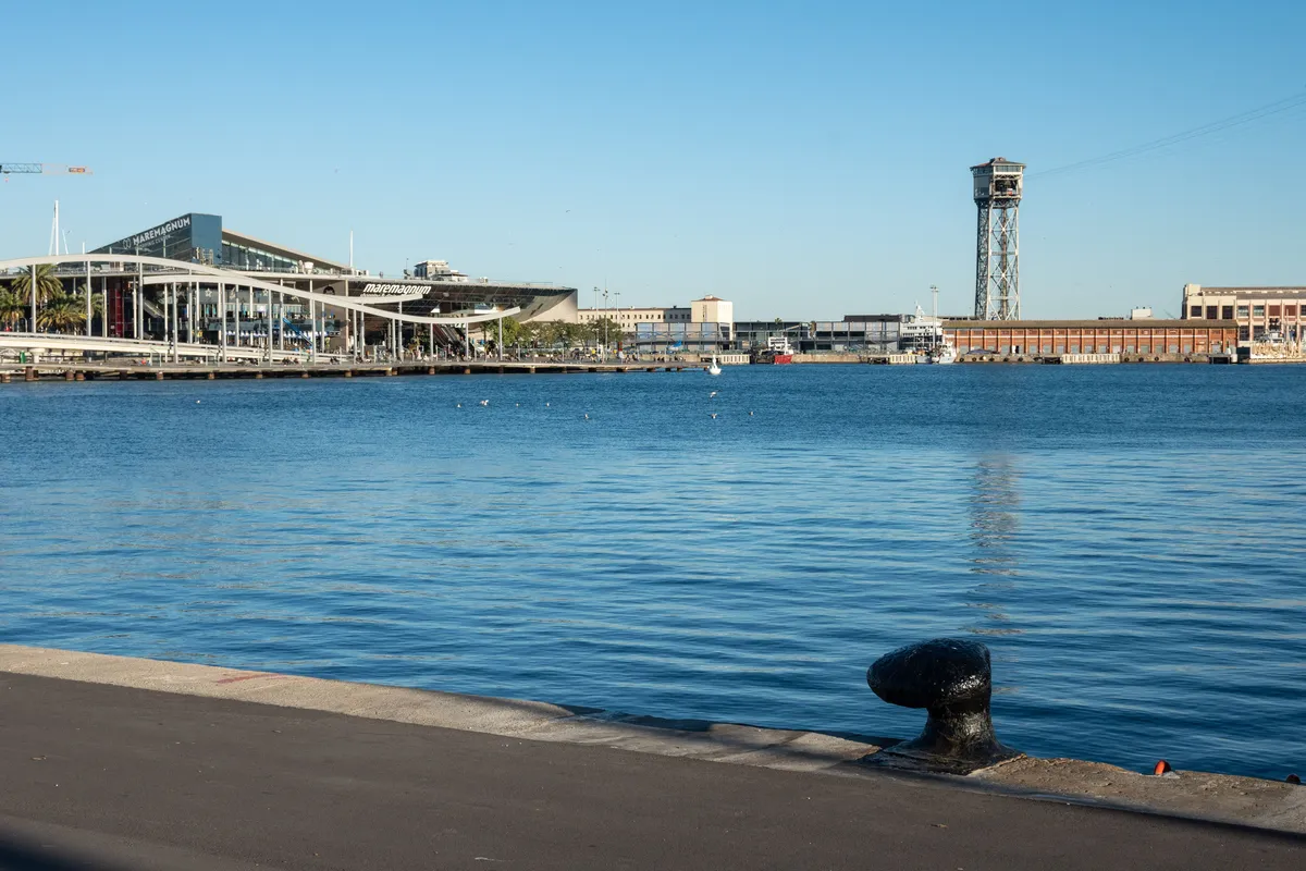 Port Vell em Barcelona, com o Maremagnum e a torre do teleférico diante da água