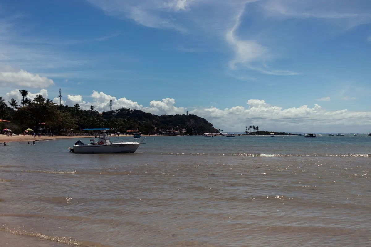 Barco anclado en una playa de Morro de São Paulo, Bahía