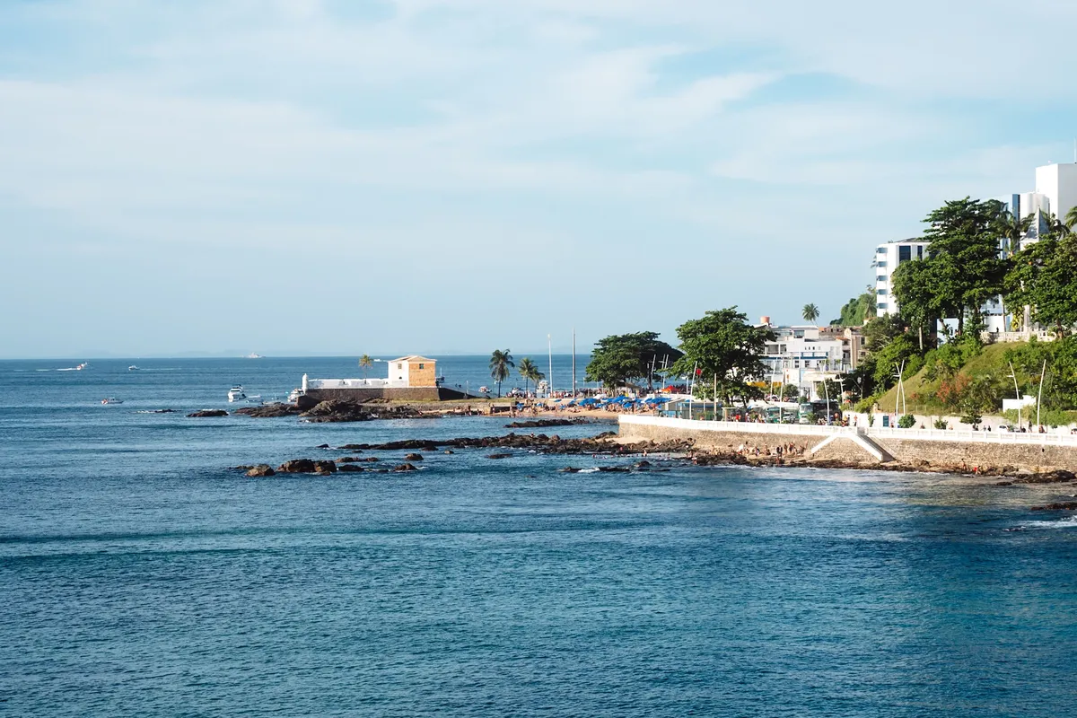 Orla do Porto da Barra e Forte de Santa Maria em Salvador