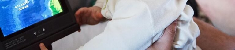 Viajar de avião com bebê: passagem, carrinho e o que levar