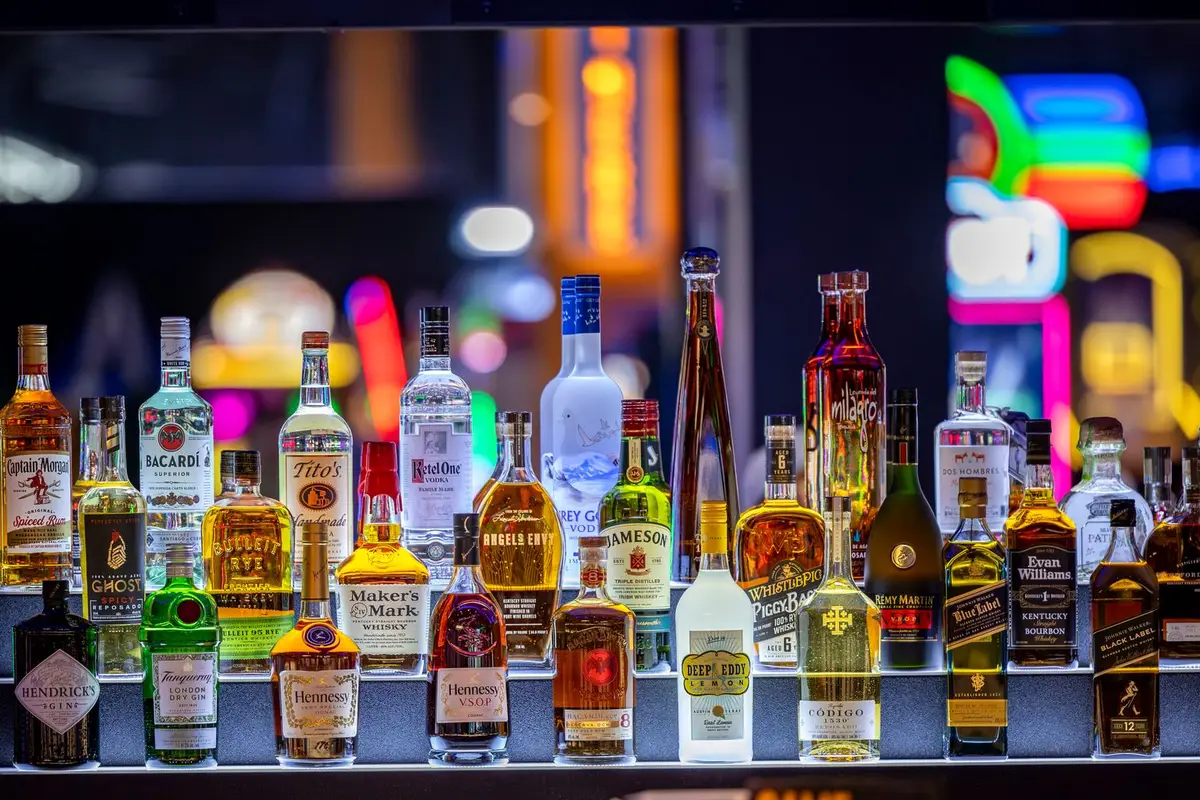 Garrafas expostas em um bar, como os bares a bordo de navios de cruzeiro