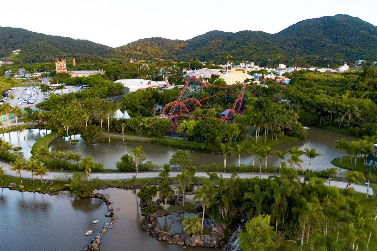 Vista aérea de brinquedos e lago no Beto Carrero World