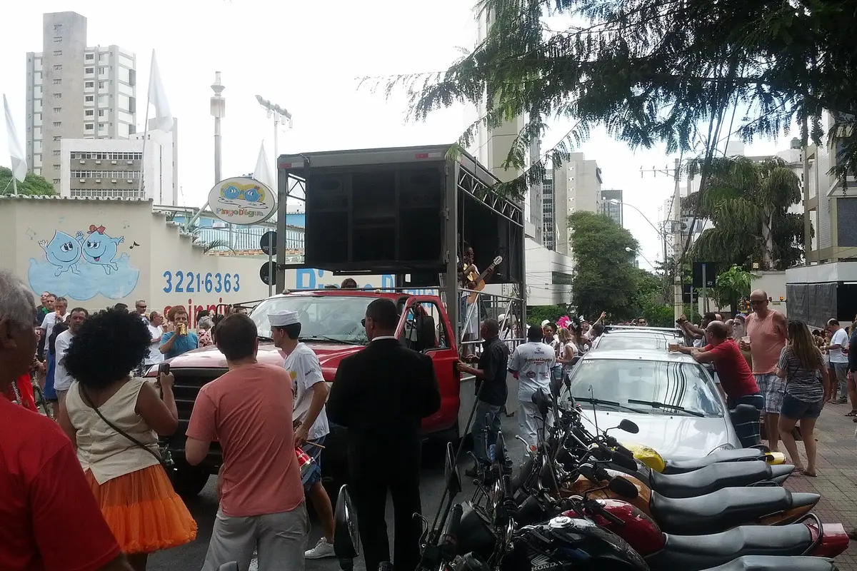 Bloco de Carnaval en una calle de la Savassi, Belo Horizonte