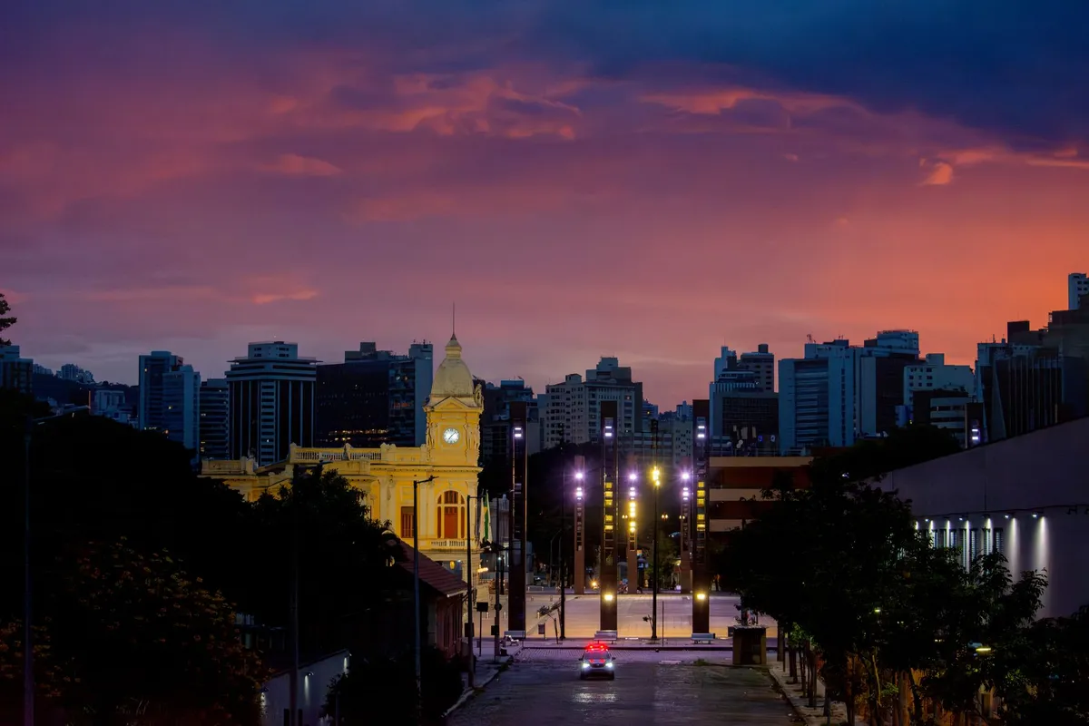 Centro de Belo Horizonte ao entardecer, região dos blocos de Carnaval de BH