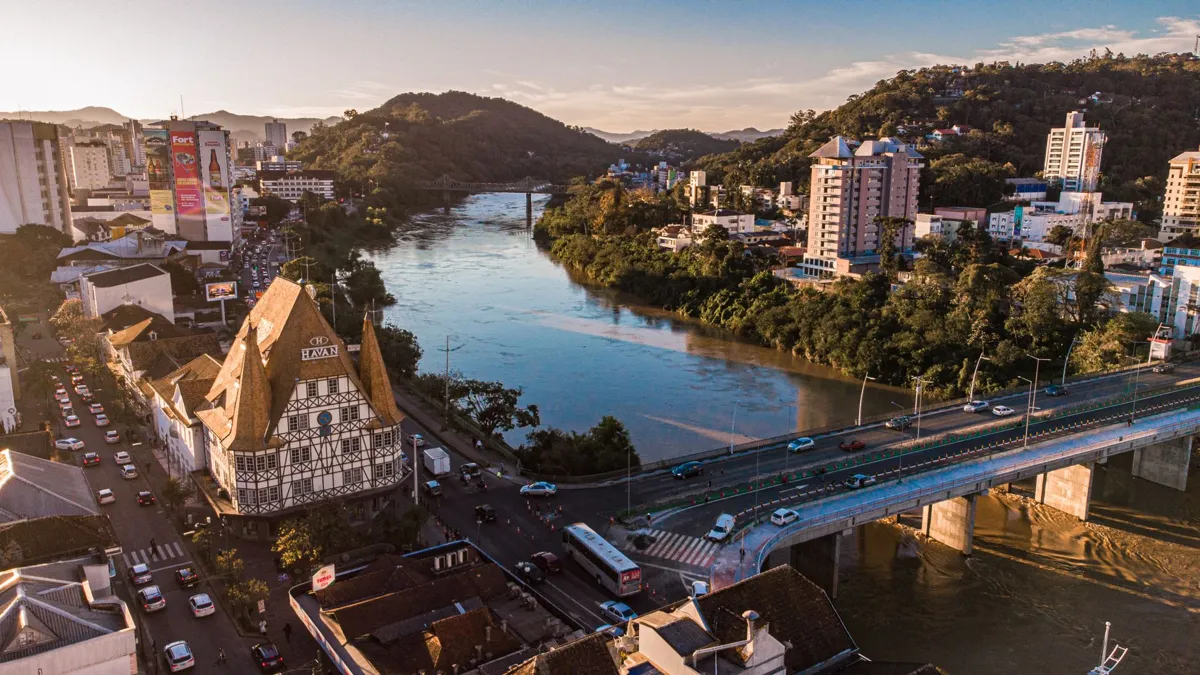 Vista aérea do centro de Blumenau, Santa Catarina, com o Rio Itajaí-Açu e a ponte