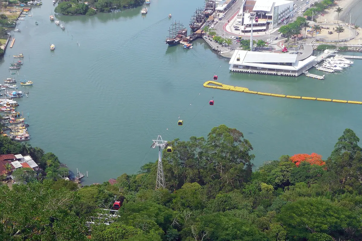 Bondinhos do Unipraias sobre o Rio Camboriú na Barra Sul