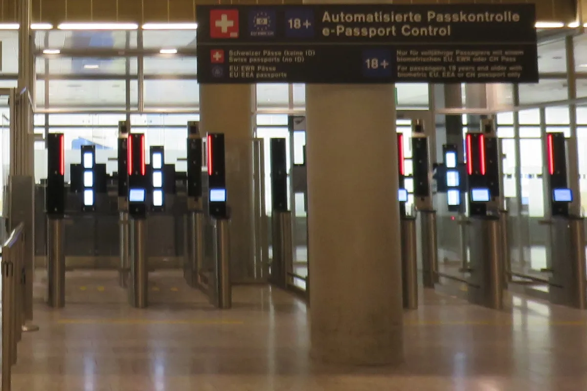 Portões de controle automatizado de passaporte no aeroporto de Zurique