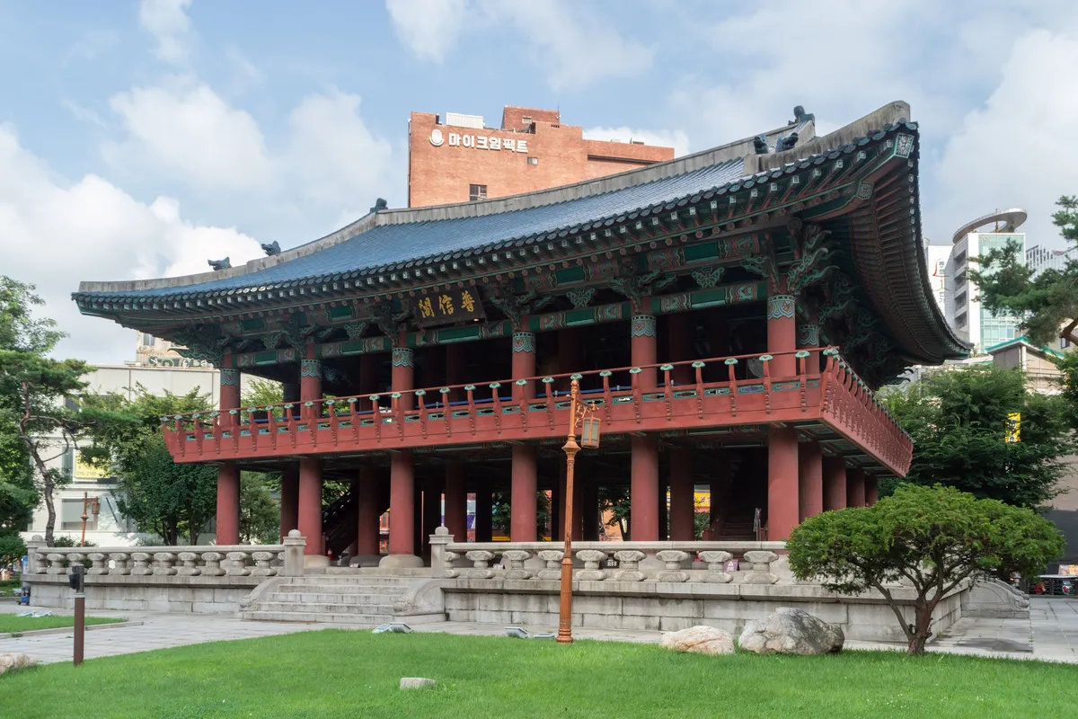 Pavilhão Bosingak com telhado tradicional e colunas vermelhas no centro de Seul