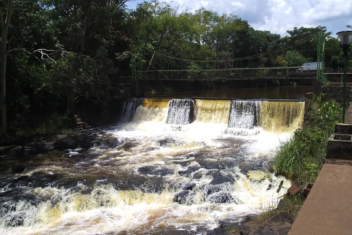 Rio Jacaré Pepira e ponte no Parque dos Saltos em Brotas