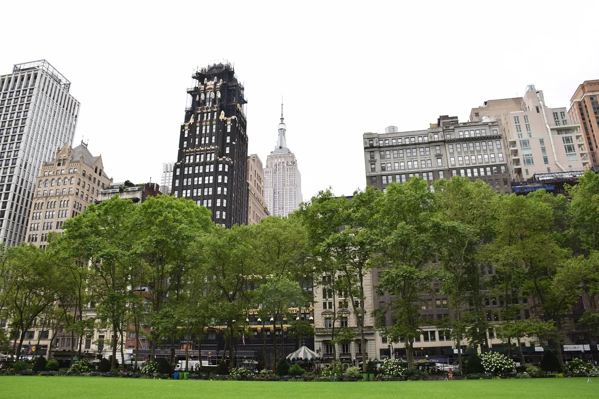 Bryant Park em Midtown com o Empire State Building ao fundo