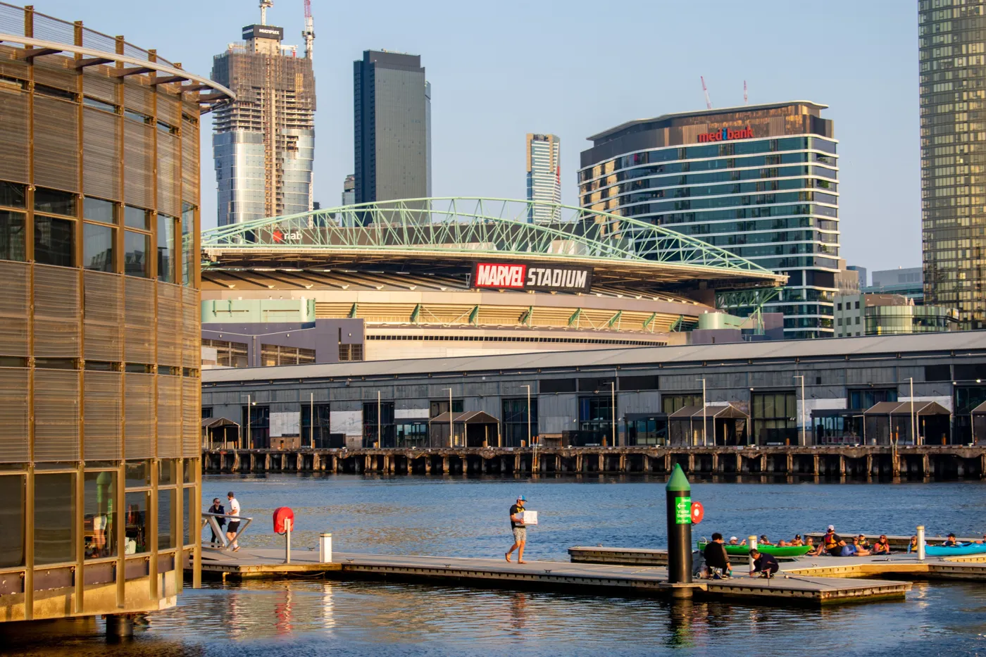 Marvel Stadium em Docklands, Melbourne, visto da região portuária