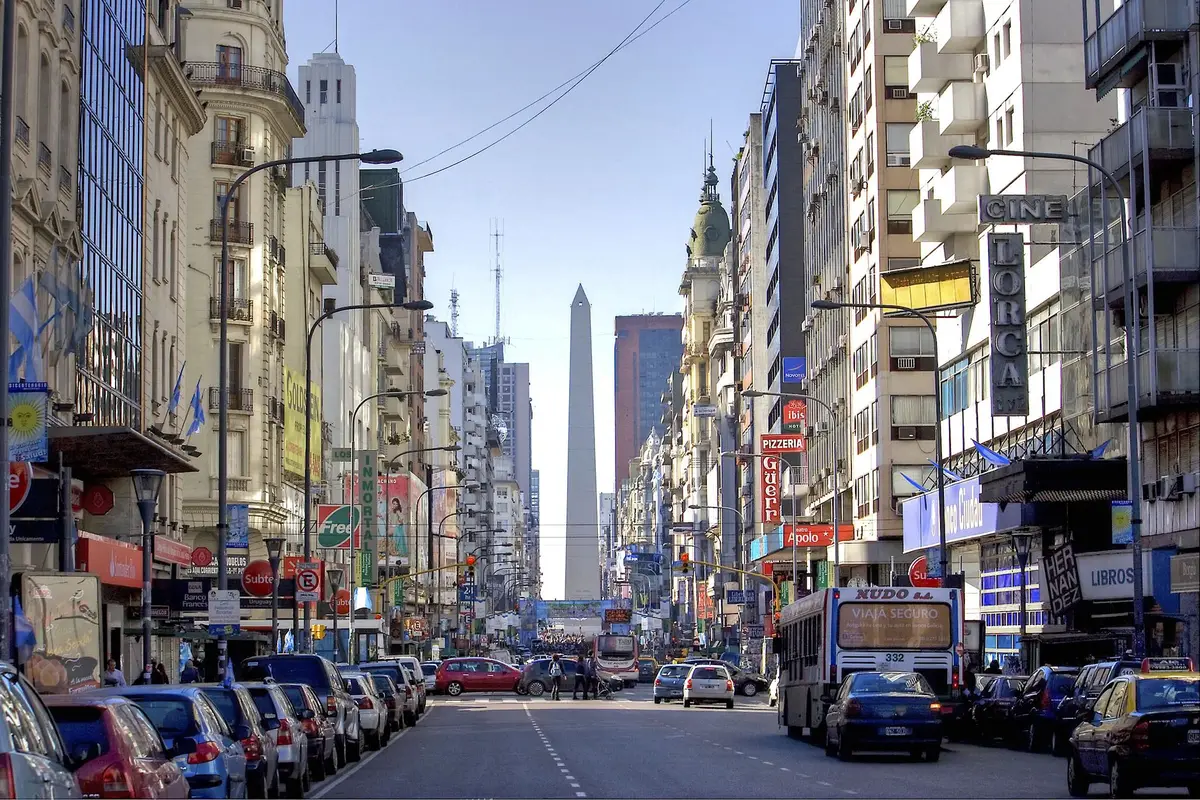 Avenida de Buenos Aires com o Obelisco ao fundo