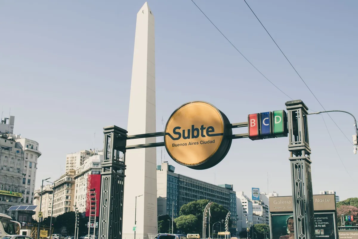 Obelisco e entrada do metrô de Buenos Aires