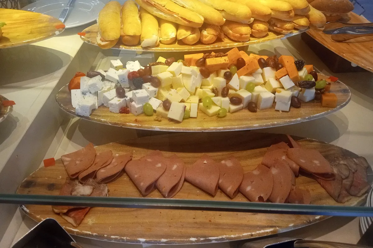 Balcão de frios e queijos em buffet de cruzeiro