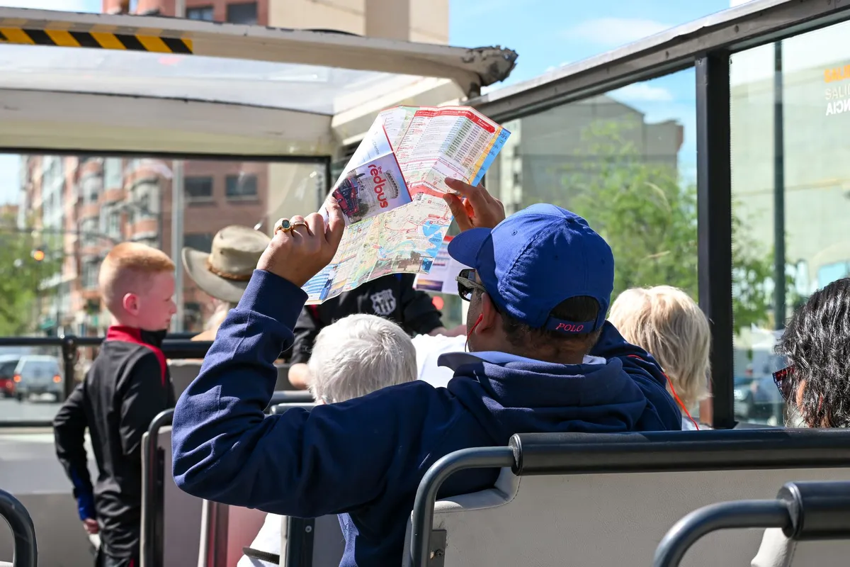 Passageiros em um ônibus turístico durante passeio pela cidade