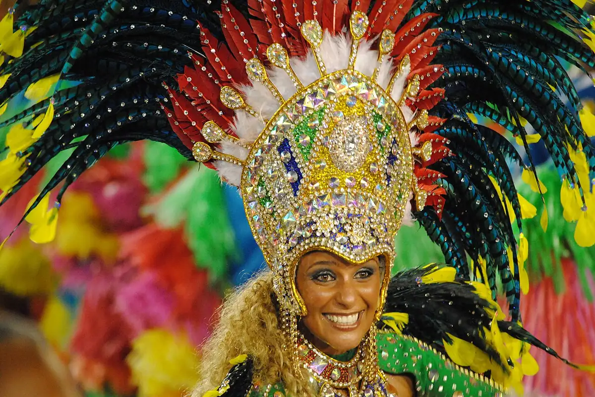 Passista da Portela sambando na avenida durante desfile do Carnaval do Rio