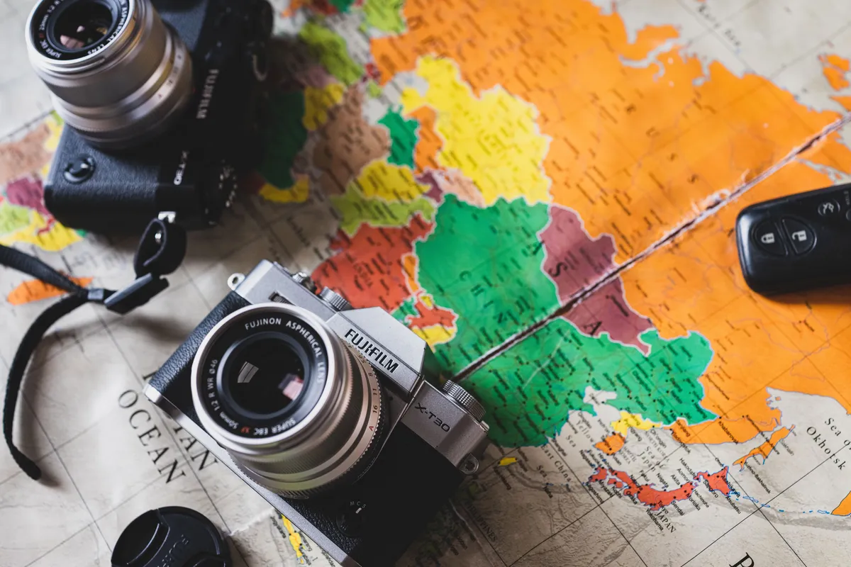 Câmeras fotográficas sobre um mapa de viagem