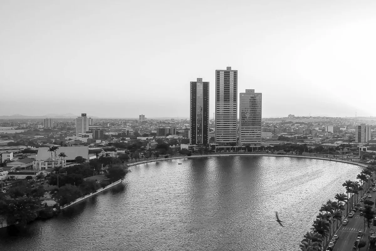Açude Velho e prédios de Campina Grande, na Paraíba