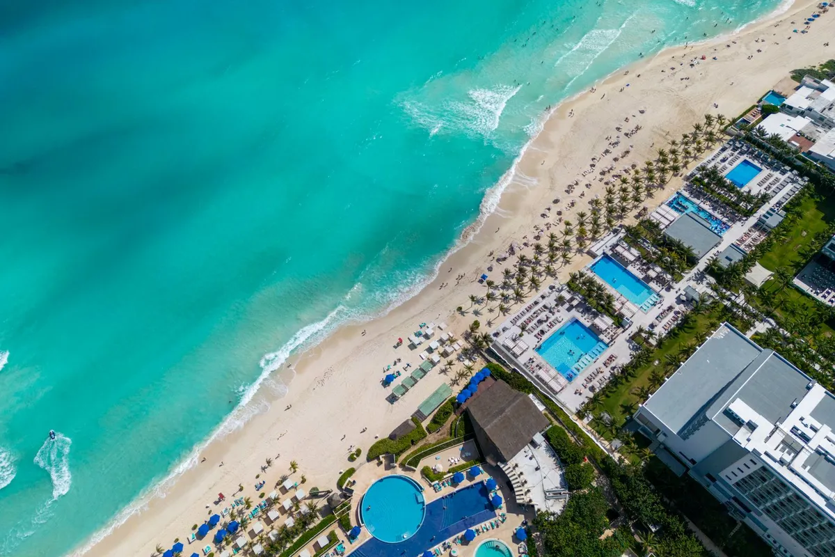 Praia e hotéis à beira-mar em Cancún vistos do alto