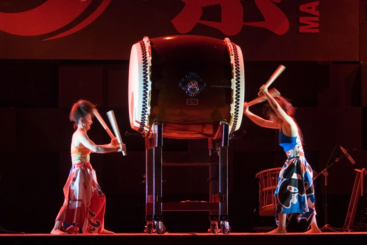 Grupo de taikô tocando tambores japoneses no palco