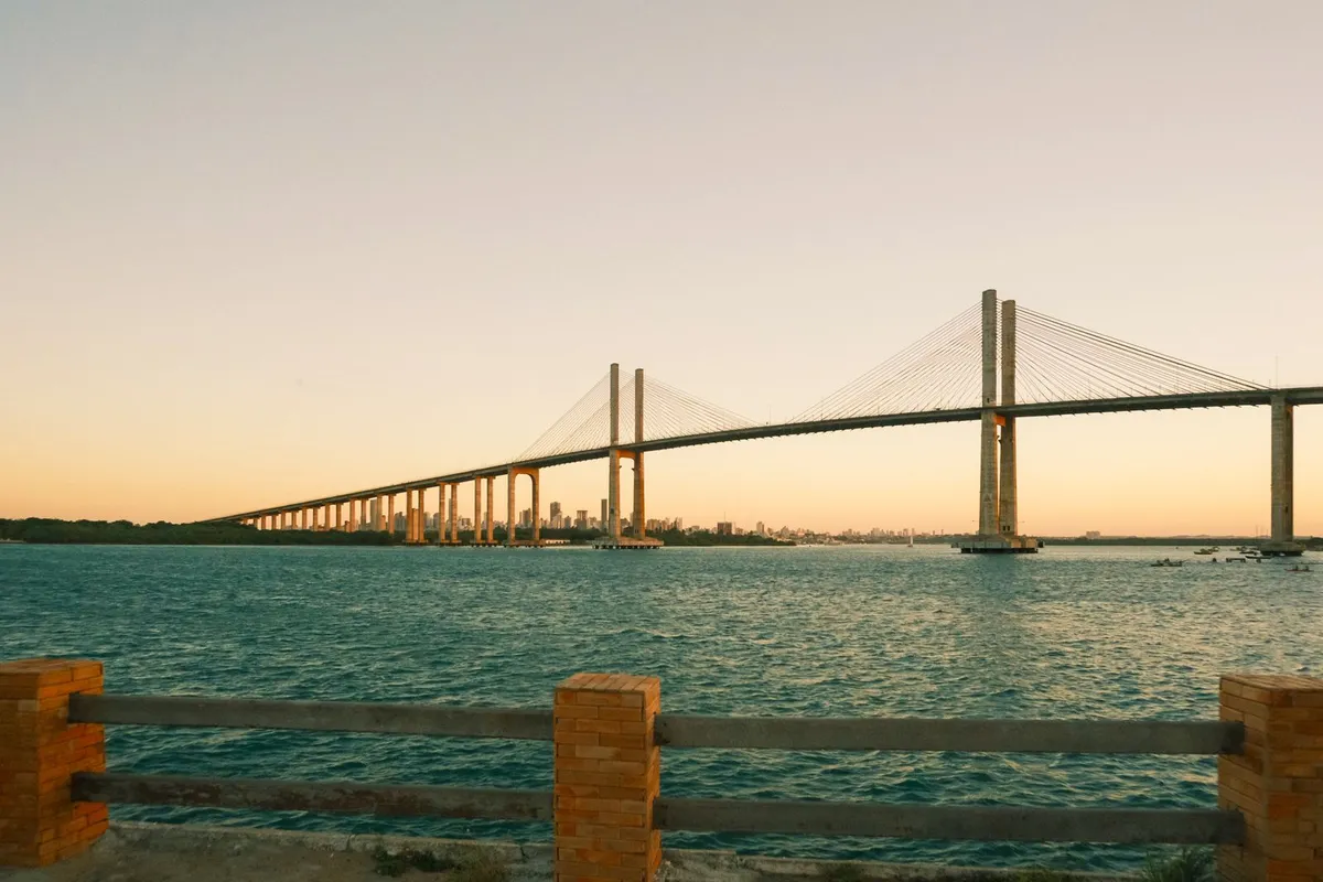 Ponte Newton Navarro ao pôr do sol, em Natal