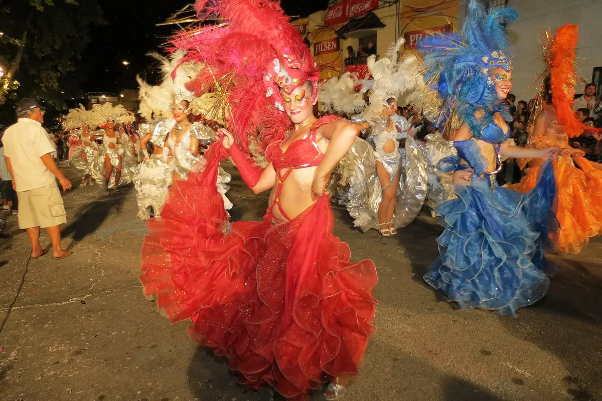 Bailarina e tambores de candombe no Carnaval de Montevidéu, no Uruguai