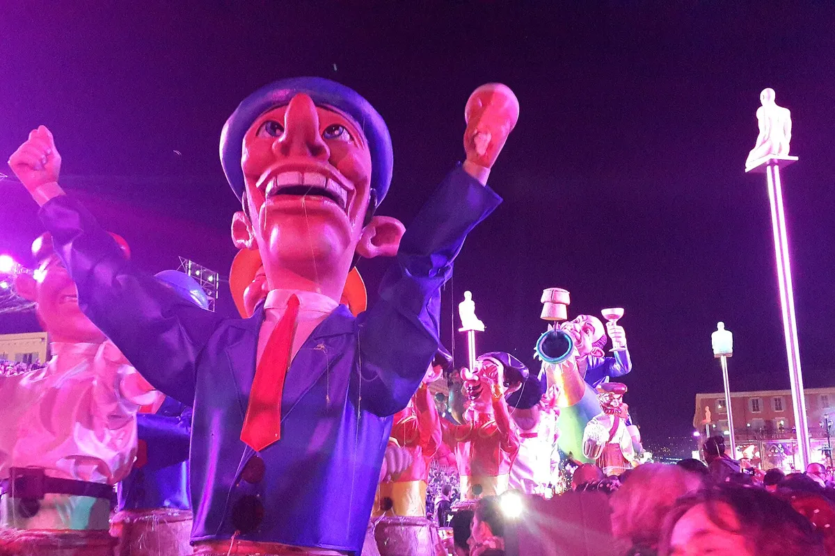 Carro alegórico gigante no desfile do Carnaval de Nice, na França