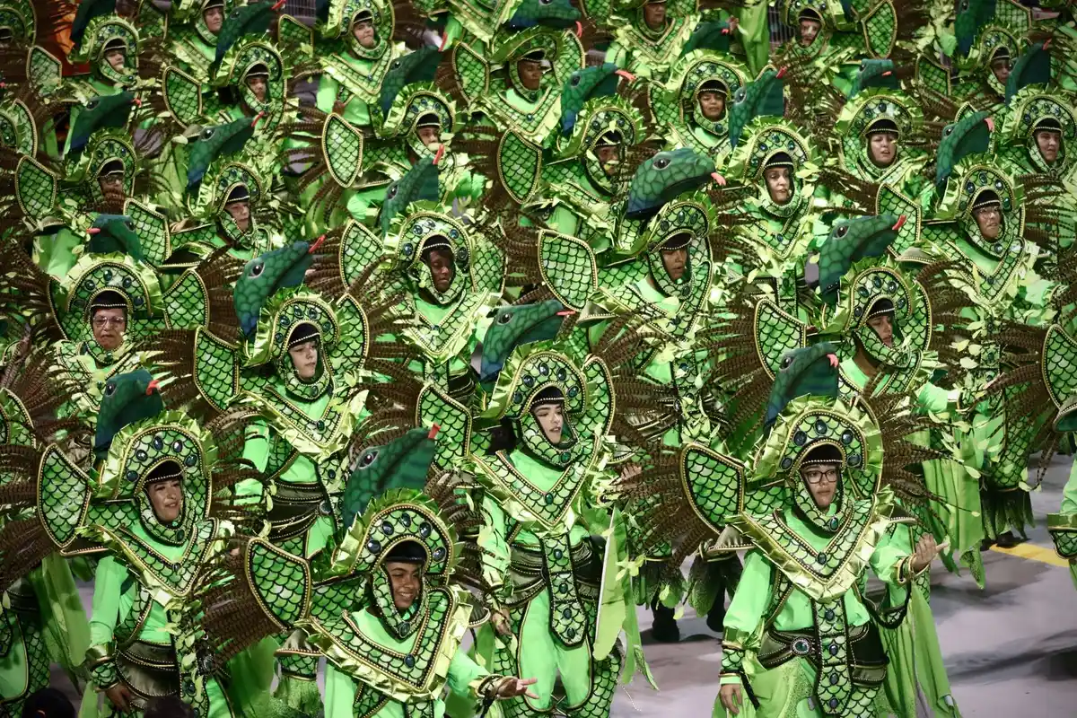 Desfile de escola de samba no Carnaval de São Paulo, com alegoria e passistas