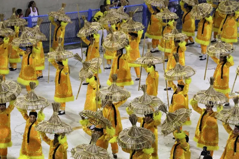 Carnaval 2027: blocos, desfiles e onde ficar no Brasil