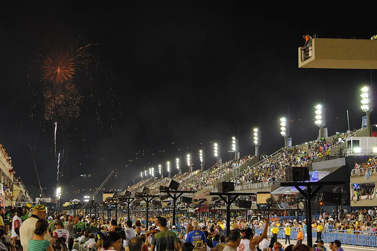 Escola de samba desfilando no Sambódromo da Marquês de Sapucaí, no Rio de Janeiro