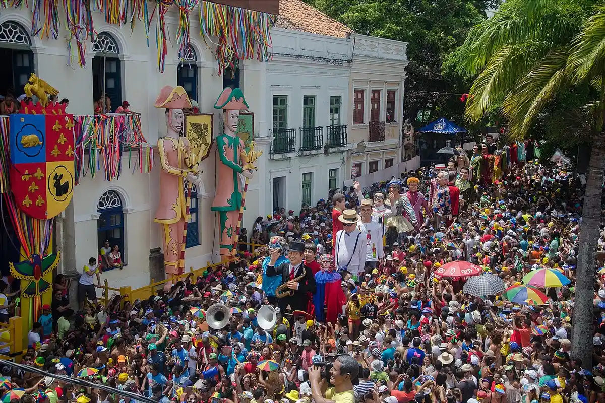 Encontro de Bonecos Gigantes no Sítio Histórico de Olinda, com multidão de foliões